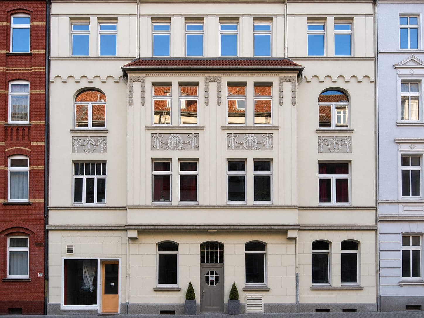Restaurierte Altbaufassade eines Wohnhauses in der Südstadt, Hannover