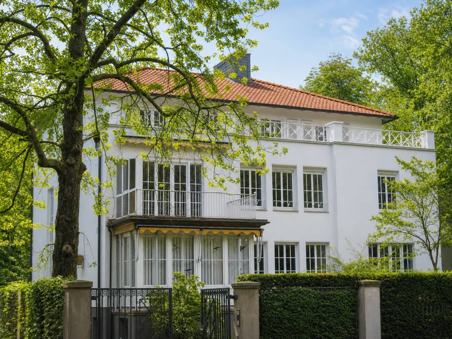 Weiße Stadtvilla hinter Hecke in der Oststadt, Hannover